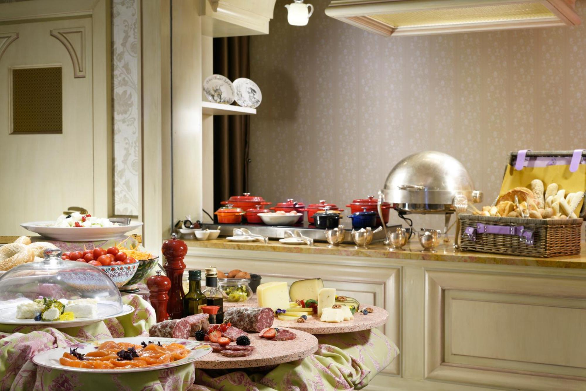 Chateau Monfort - Relais & Chateaux Milan Exterior photo A buffet at a hotel