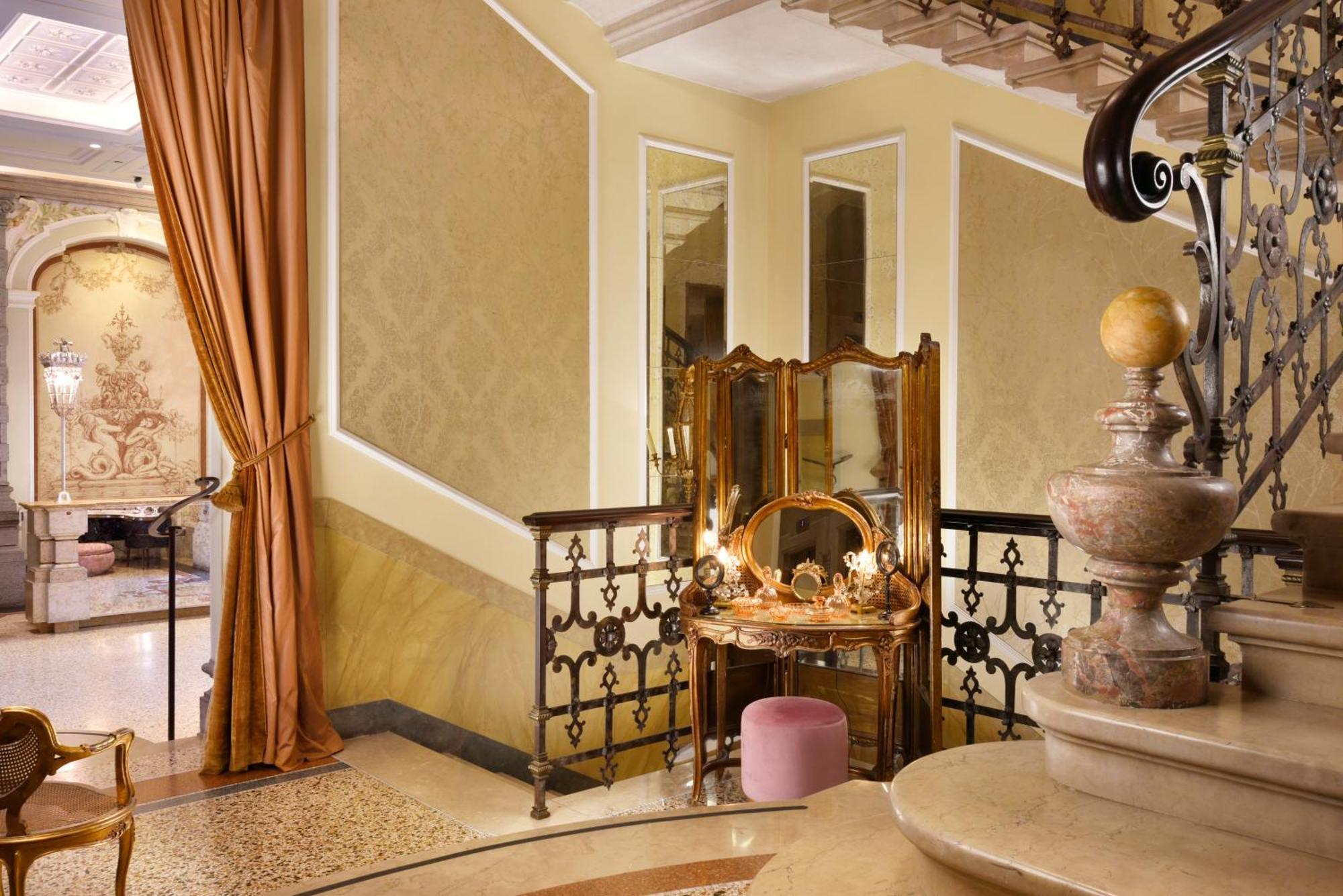 Chateau Monfort - Relais & Chateaux Milan Exterior photo Interior of the hotel