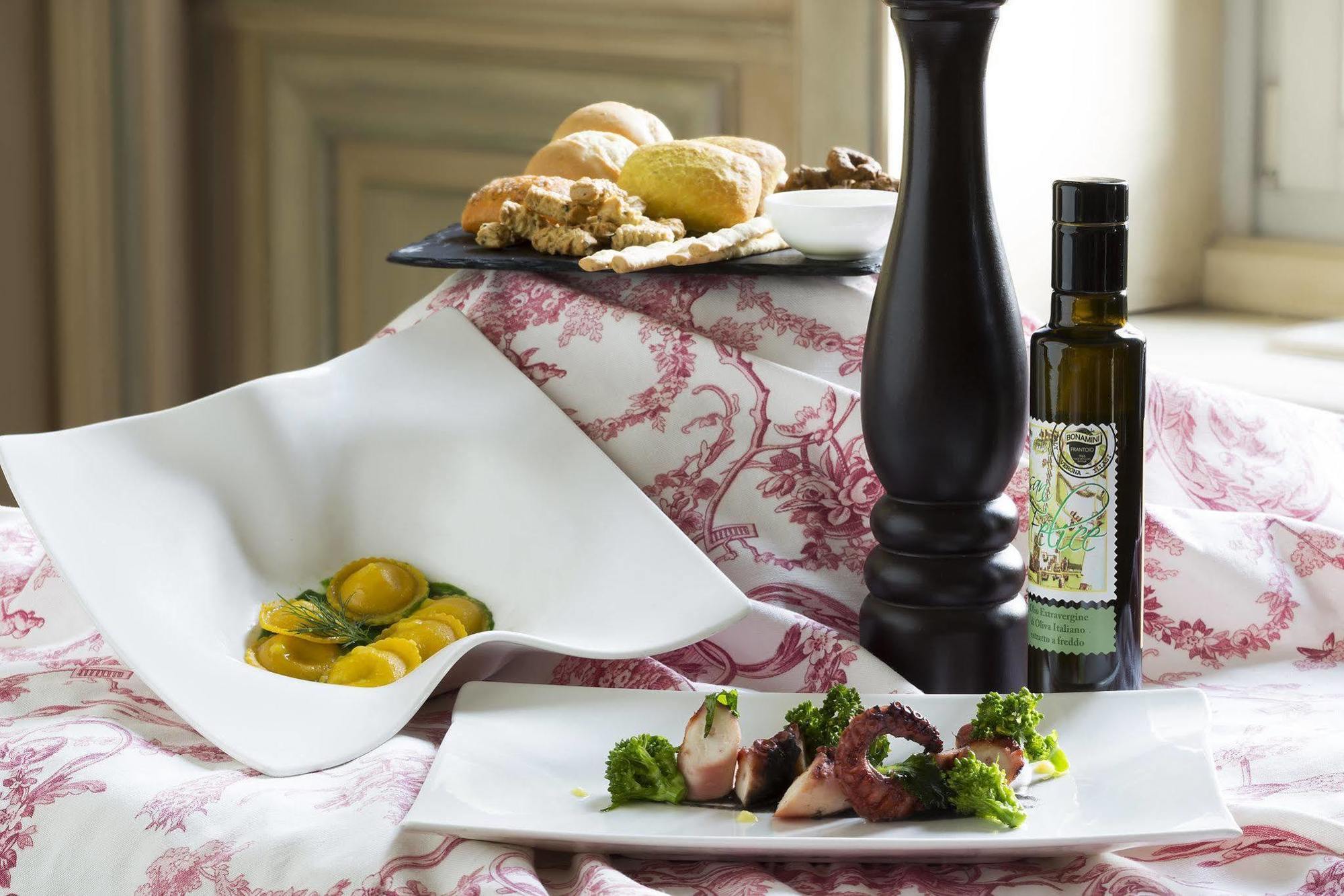 Chateau Monfort - Relais & Chateaux Milan Exterior photo A pepper mill